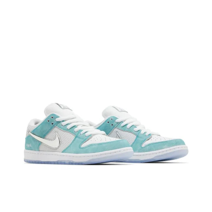 Ni_ke SB Dunk Low Aqua White Sneakers