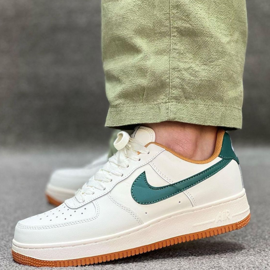 Clas_sic Whi_te Low-Top Sneakers – Everyday Casual Streetwear Shoes